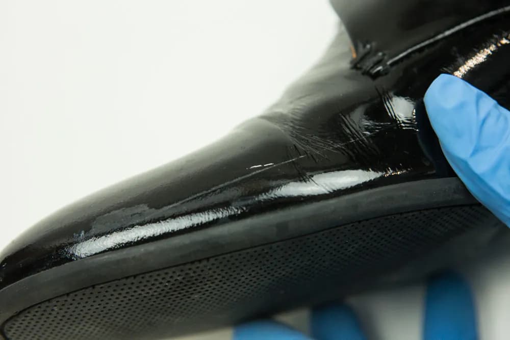 Jak skutecznie usunąć czarne ślady z lakierowanych butów bez uszkodzeń Jak skutecznie usunąć czarne ślady z lakierowanych butów bez uszkodzeń