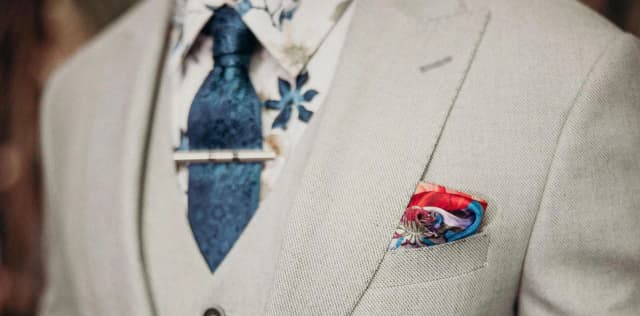Jak nosić szpilkę do krawata, aby wyglądać elegancko i stylowo Jak nosić szpilkę do krawata, aby wyglądać elegancko i stylowo