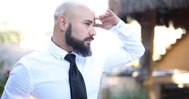 Jaki krawat do białej koszuli? Odkryj idealne połączenia na każdą okazję Jaki krawat do białej koszuli? Odkryj idealne połączenia na każdą okazję