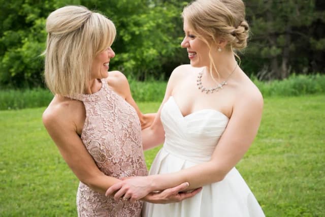 Jak wybrać idealną suknię dla mamy pana młodego – modne i eleganckie propozycje Jak wybrać idealną suknię dla mamy pana młodego – modne i eleganckie propozycje