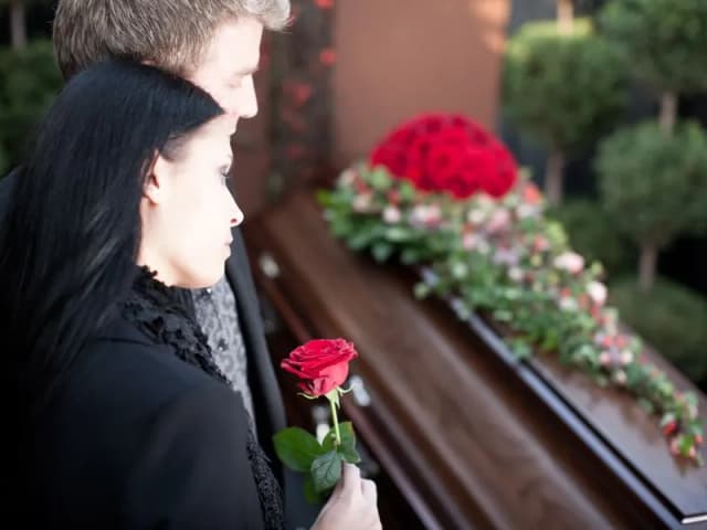 Co ubrać na pogrzebie, aby okazać szacunek i nie popełnić błędu Co ubrać na pogrzebie, aby okazać szacunek i nie popełnić błędu