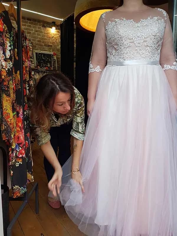 Jak przerobić suknię ślubną na nową kreację – praktyczne porady i inspiracje Jak przerobić suknię ślubną na nową kreację – praktyczne porady i inspiracje